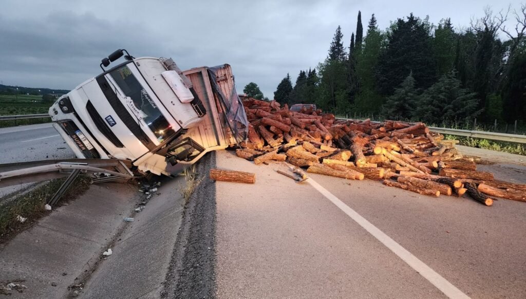 Bursa’da odun yüklü kamyon devrildi: 3 yaralı