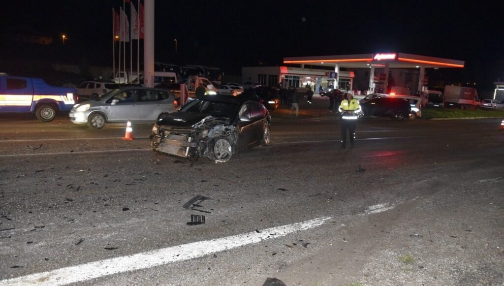 Çarpışan iki araç yayaların arasında daldı: 11 yaralı