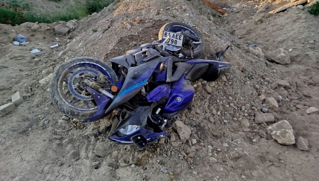 Denizli’de motosiklet yol kenarına devrildi: 2 ölü