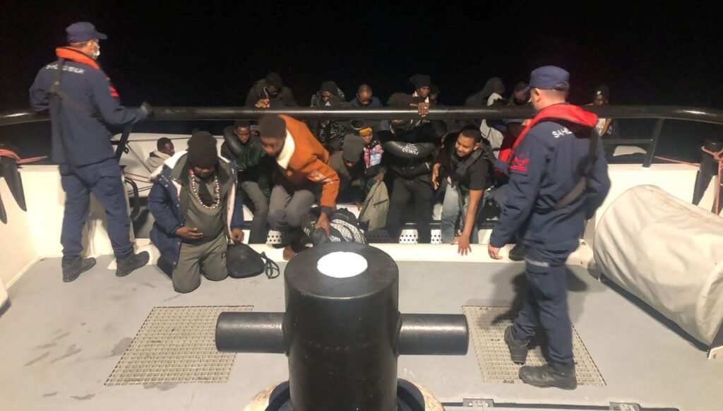 Dikili’de 28 düzensiz göçmen yakalandı