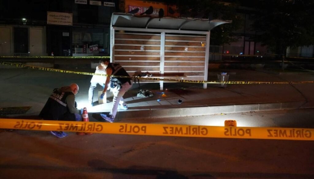 Emekli polis, otobüs durağında yaşamına son verdi