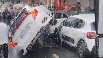 Esenyurt’ta feci kaza: Otomobil park halindeki aracın üzerine uçtu