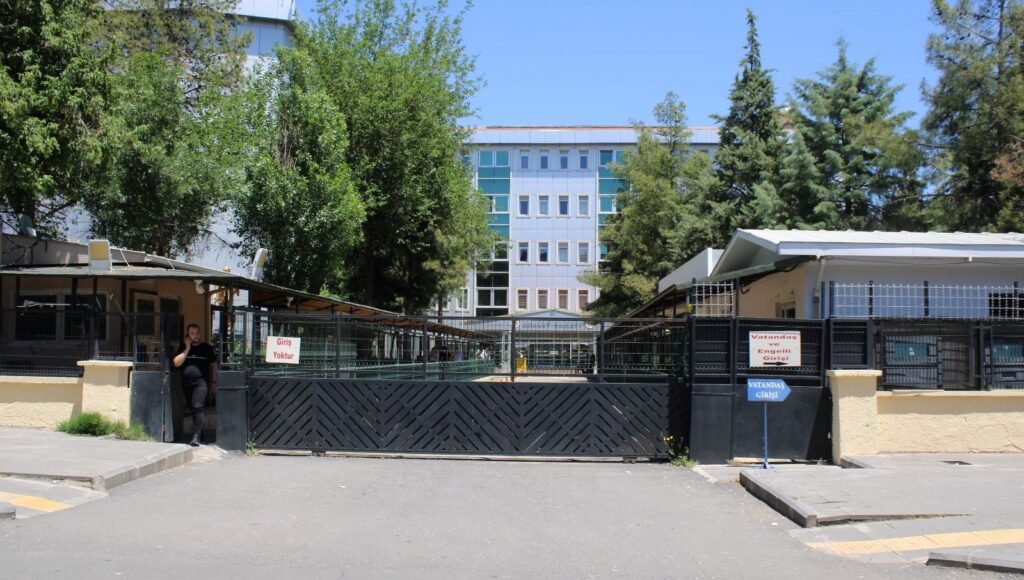 Eşini darbettiği evde ev hapsi verildi