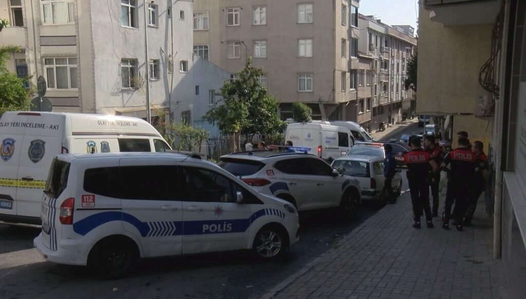 Eşini silahla vurup intihar etti