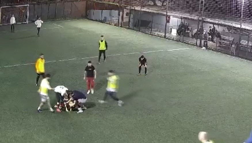 Halı saha maçında kalbine yenildi