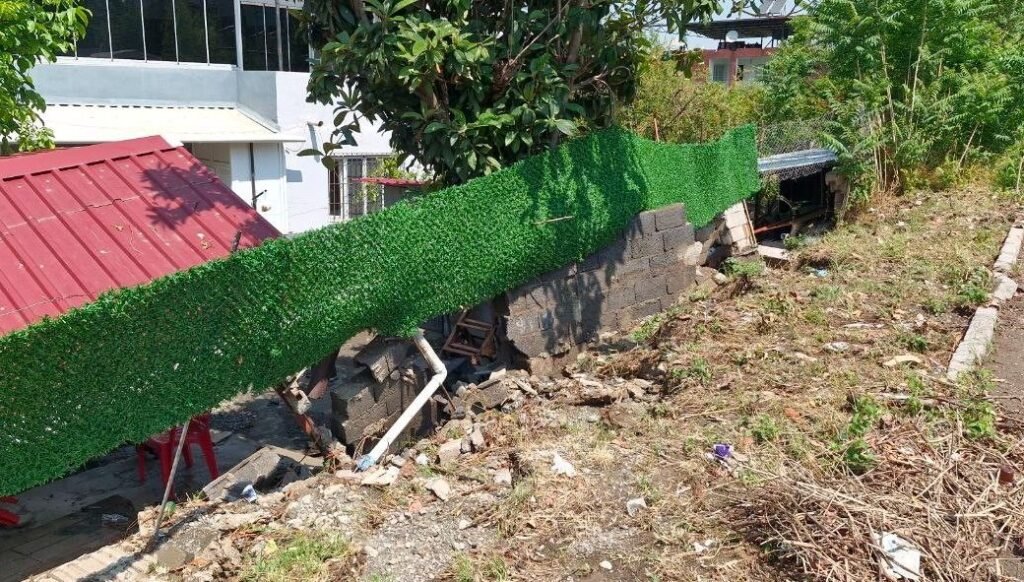 Hatay’da kuvvetli sağanak: Bahçe duvarı yıkıldı