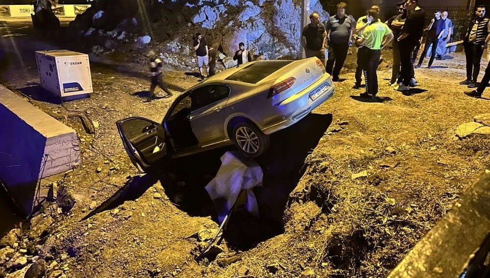 Hatay’da navigasyon kazası: Otomobiliyle bina arazisine uçtu