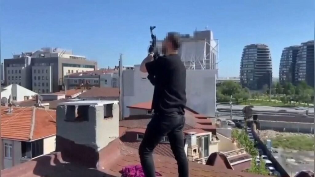 İstanbul’da operasyon: Çatıya kaçtılar, bacadan AK-47 çıktı