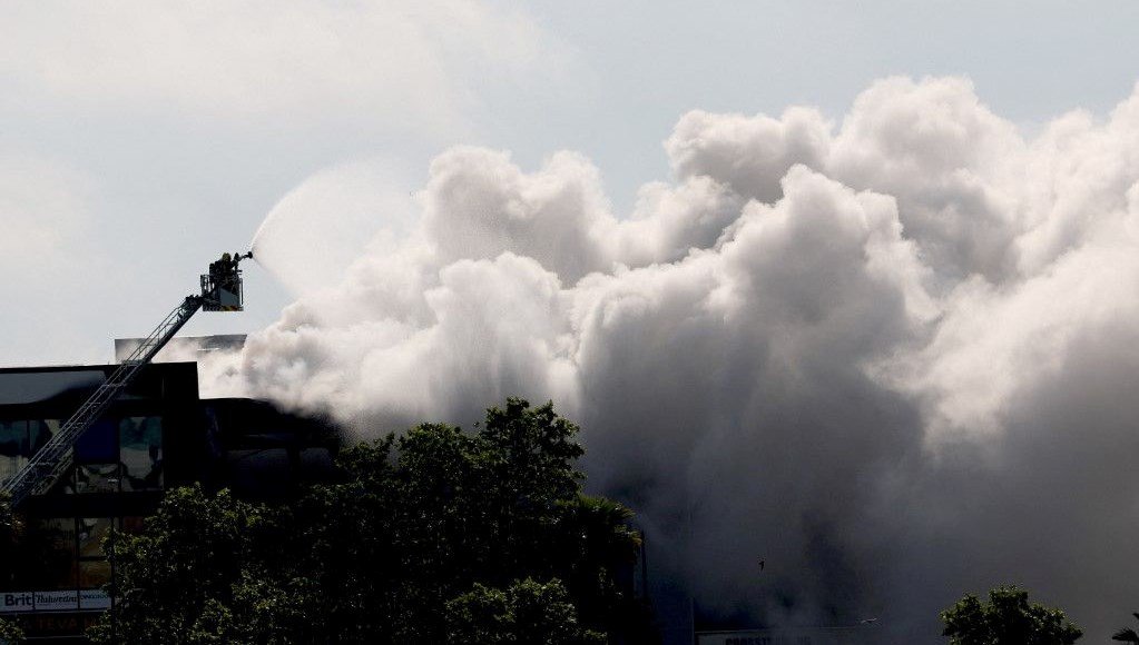 Kimyasal tesiste çıkan yangın zehir saçtı: 150 bin kişiye uyarı!