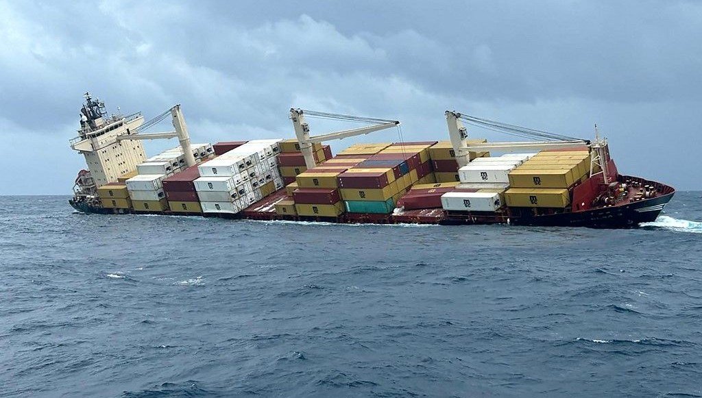 Konteyner gemisi battı, “tehlikeli kargo” sulara gömüldü