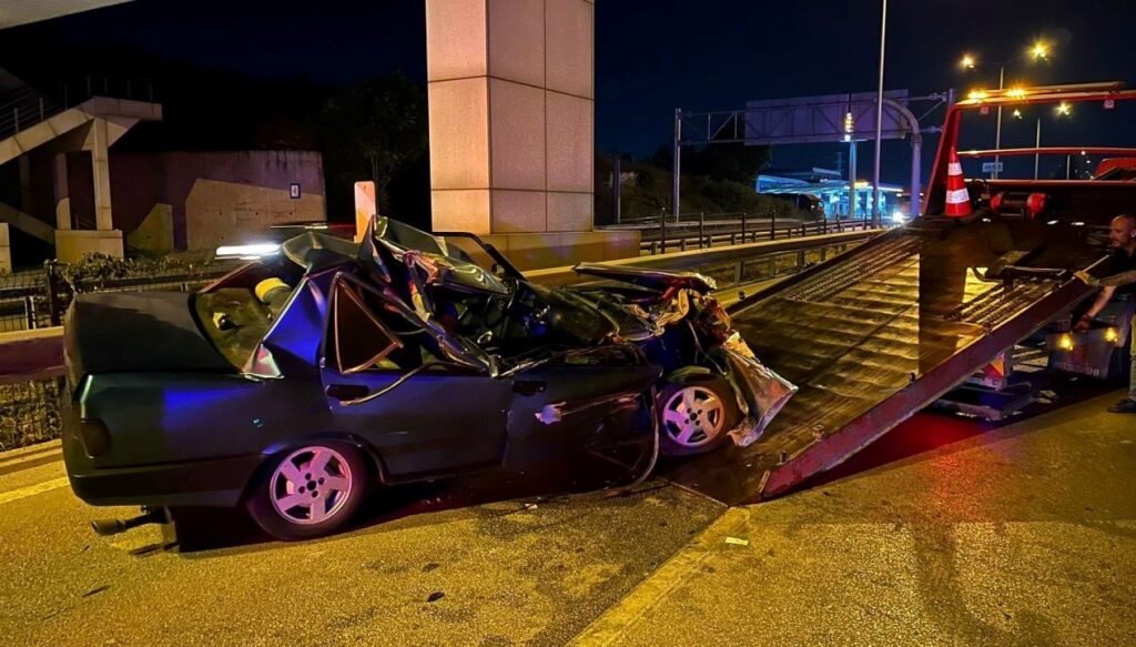 Kontrolden çıkan otomobil önce tıra sonra bariyerlere çarptı
