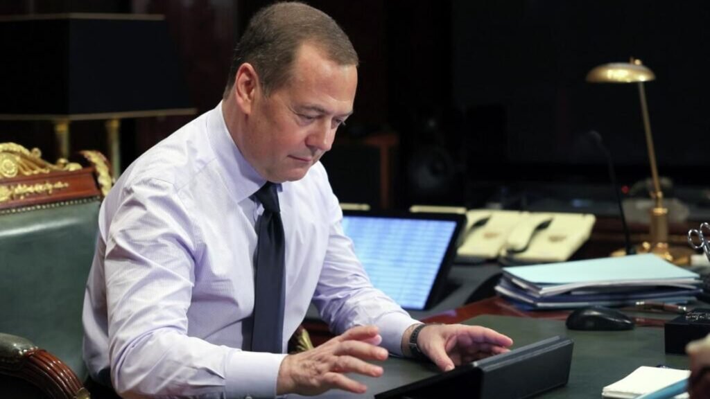 Medvedev: Trump, Kiev’e yapılan yardımlara karşılık Ukrayna’nın yeraltı kaynaklarını alıyor