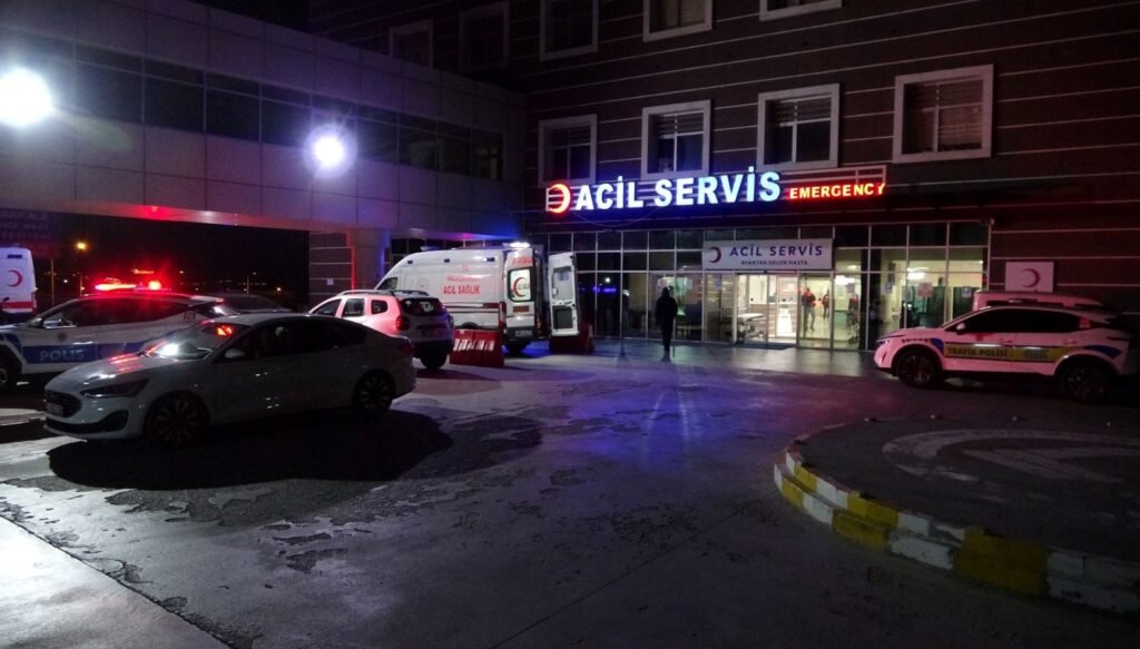 Motosikletli polisin çarptığı üniversite öğrencisi ağır yaralandı