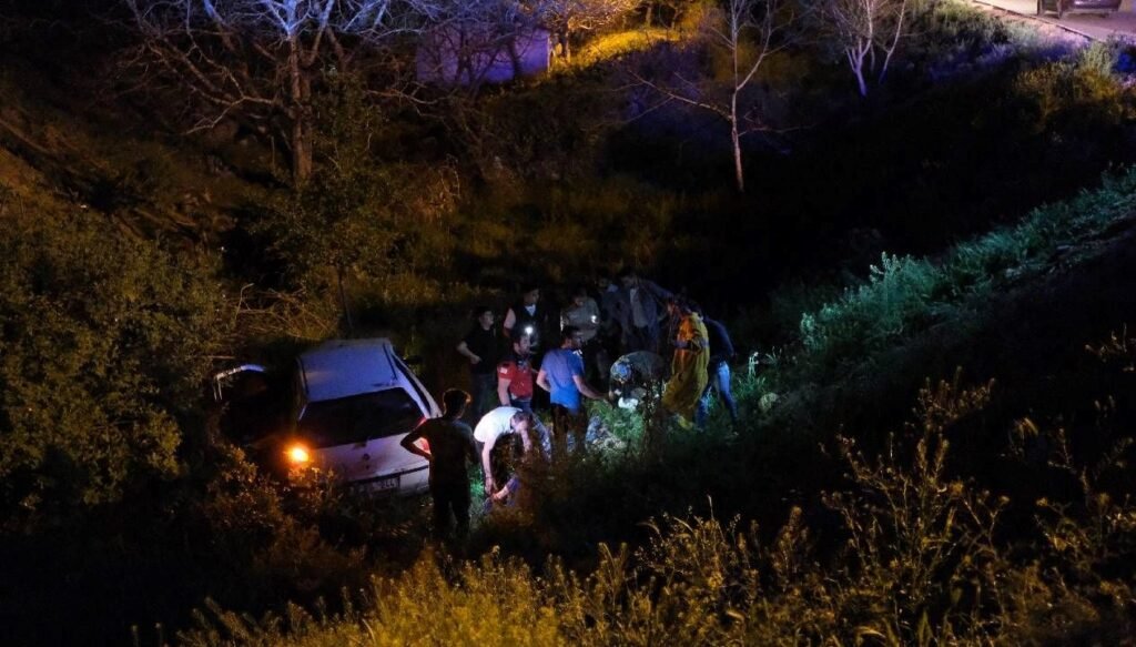 Otomobil dere yatağına uçtu: 3’ü ağır 5 yaralı