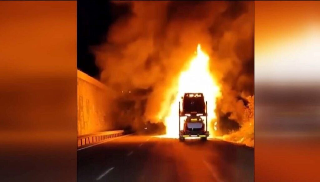 Otomobil yüklü tırda yangın çıktı: 8 araç yandı