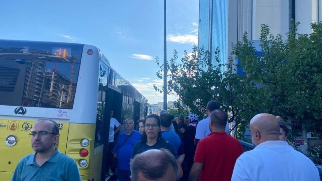 Özel halk otobüsleri kontak kapattı: Duraklarda sabah yoğunluğu yaşanıyor