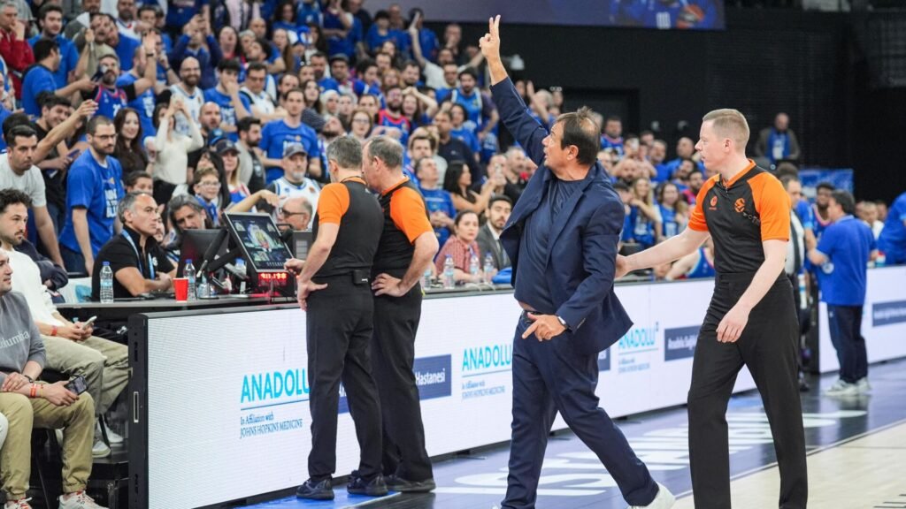 Panathinaikos – Anadolu Efes maçı karıştı: Ergin Ataman tribünlerle tartıştı, maçı bırakıp gitti