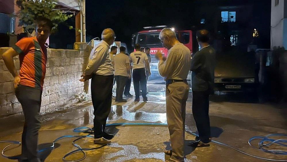 Park halindeki araç alev aldı