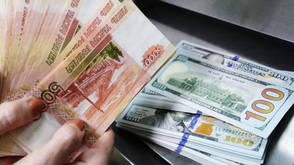 Ruble, sene başından bu yana dolar karşısında en çok güçlenen para birimi oldu