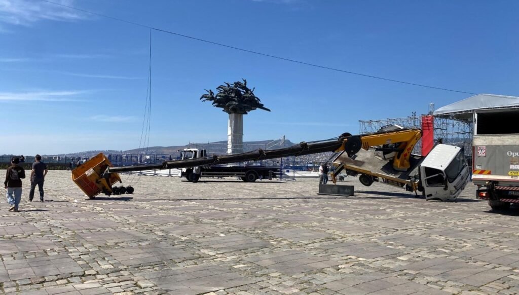 Sahne kurulumunda vinç devrildi: 1 yaralı