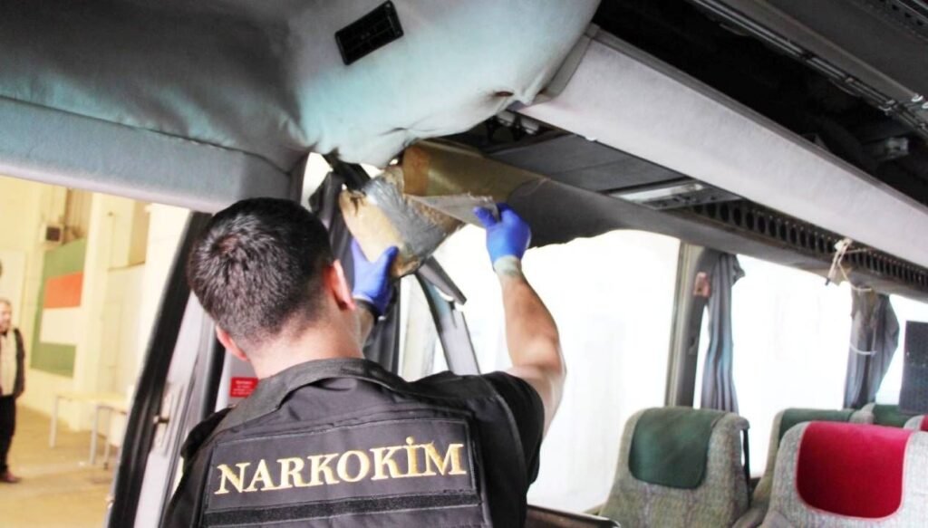 Sınırdan geçen otobüsten 77 kilo uyuşturucu çıktı