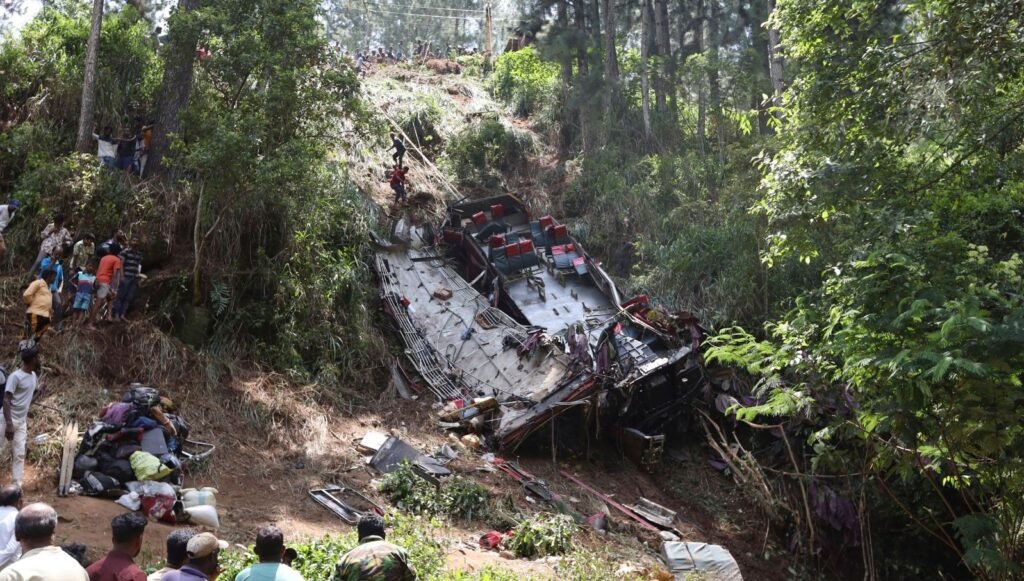 Sri Lanka’da yolcu otobüsü uçuruma yuvarlandı: 21 ölü