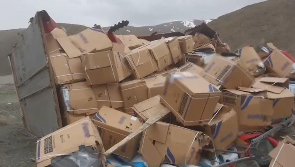 TIR devrildi, beyaz eşyalar yola saçıldı