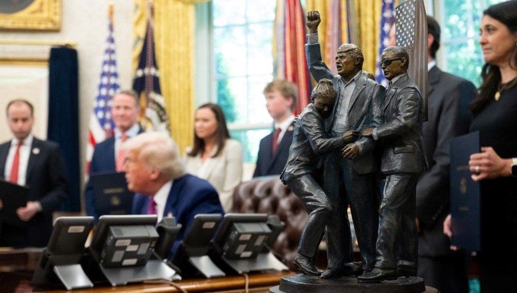 Trump Oval ofise kendi heykelini yerleştirdi: Daha büyüğü için bağış kampanyası başladı