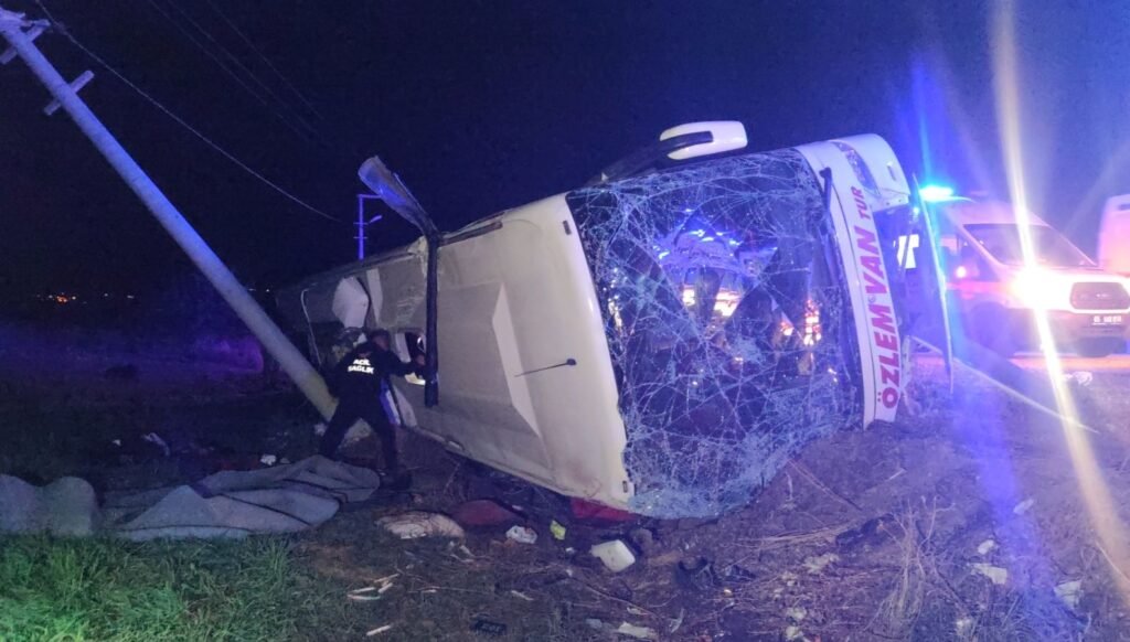 Van’da yolcu otobüsü devrildi: 28 yaralı