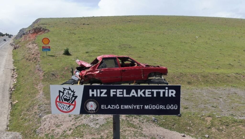 Yol kenarına yerleştirilen kazalı araç sürücüleri yavaşlattı