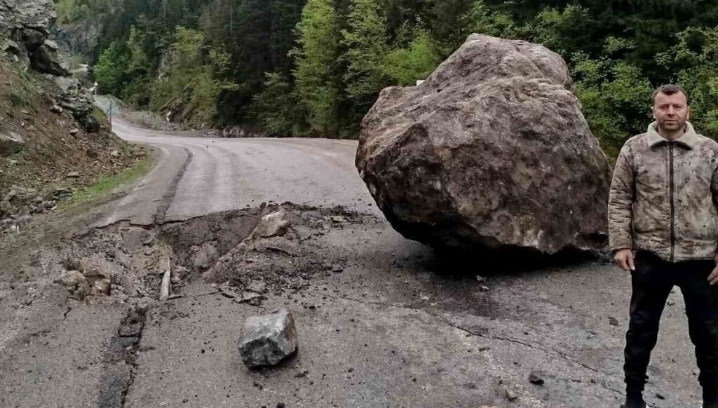 Yola düşen dev kaya parçasının altında kalmaktan son anda kurtuldular