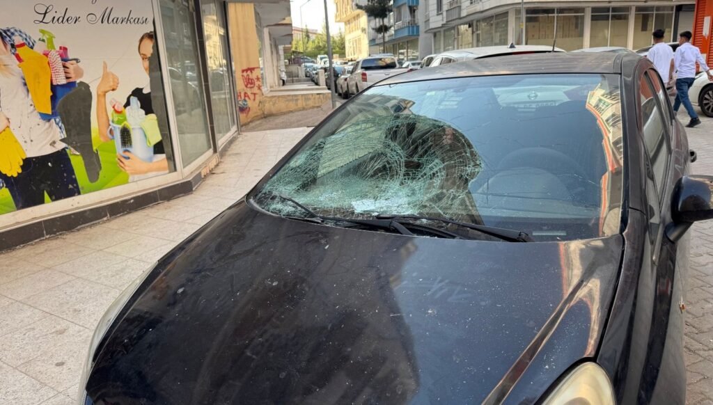 6 yaşındaki çocuk beşinci kattan otomobilin üzerine düştü