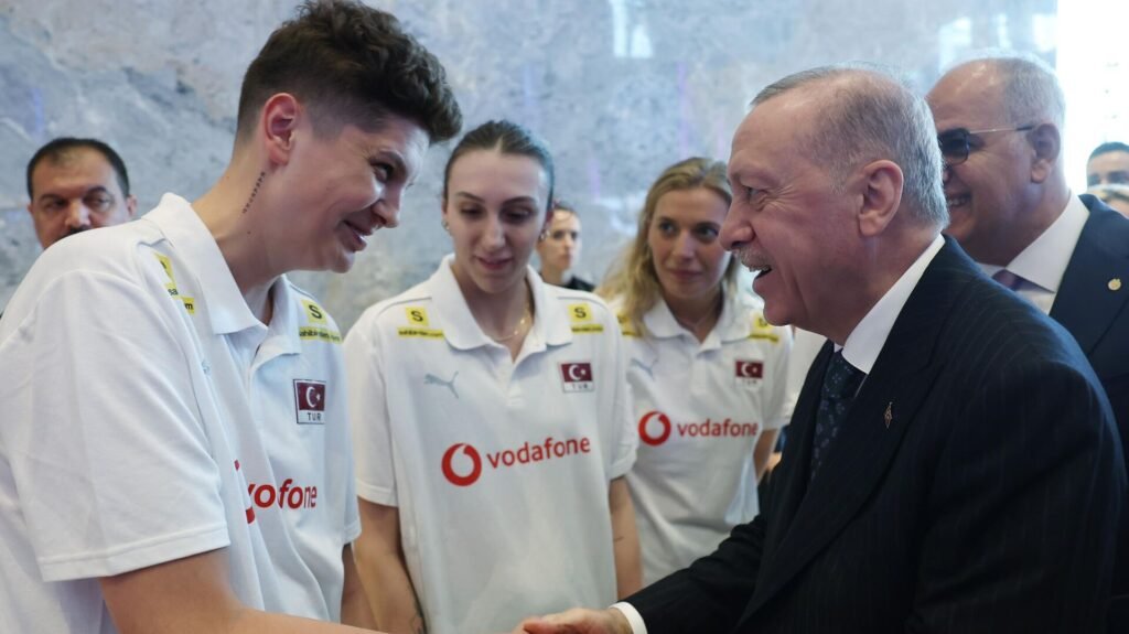 A Milli Kadın Voleybol Takımı, Cumhurbaşkanı Erdoğan’ı ziyaret etti