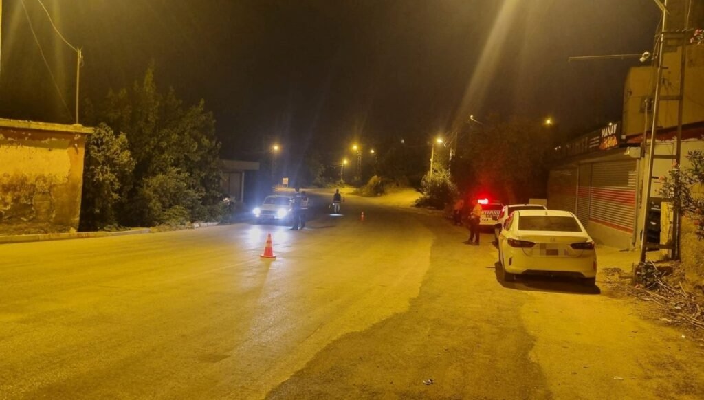 Adana’da hapis cezasıyla aranan iki kişi yakalandı