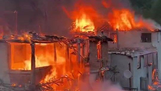 Amasya’da 4 ahşap ev yandı