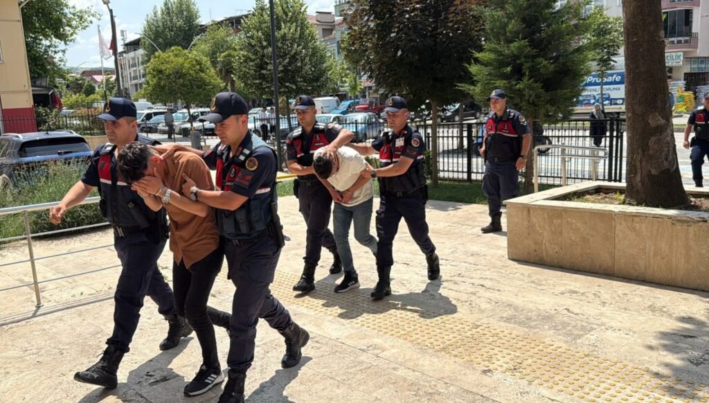 Amcalarının oğluna cinsel istismar: 2 kuzenden 1’i tutuklandı