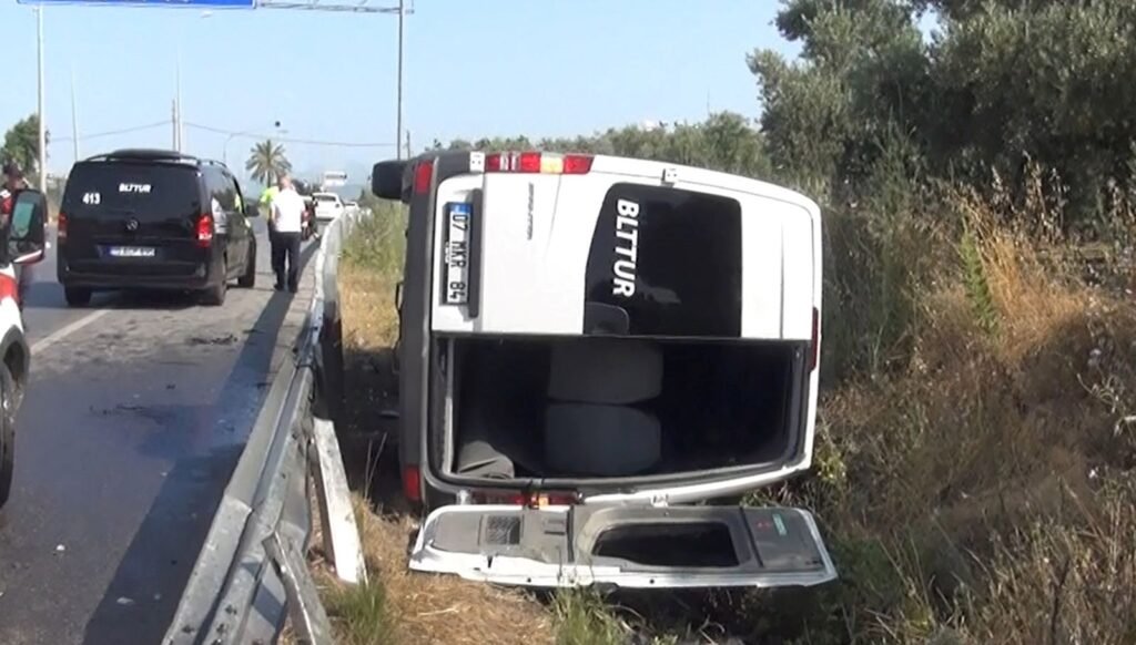 Antalya’da turistleri taşıyan minibüs kaza yaptı, sürücü kaçtı