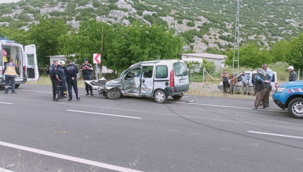 Antalya’da iki araç çarpıştı: 1 ölü, 3 yaralı