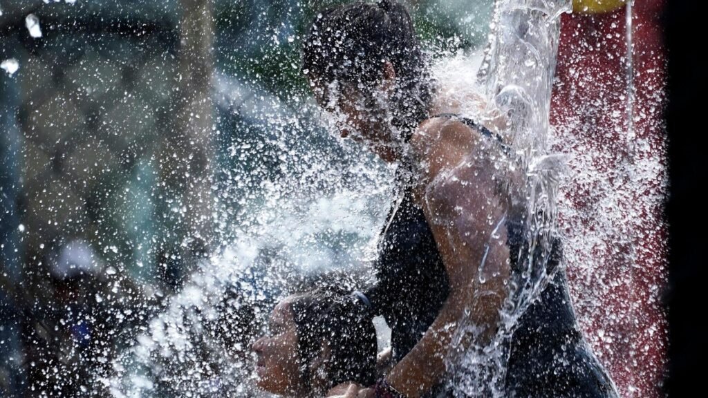 Aşırı sıcak hava dalgası etkili oluyor: Evden çıkmayın uyarısı yapıldı, termometreler 40 dereceye dayandı