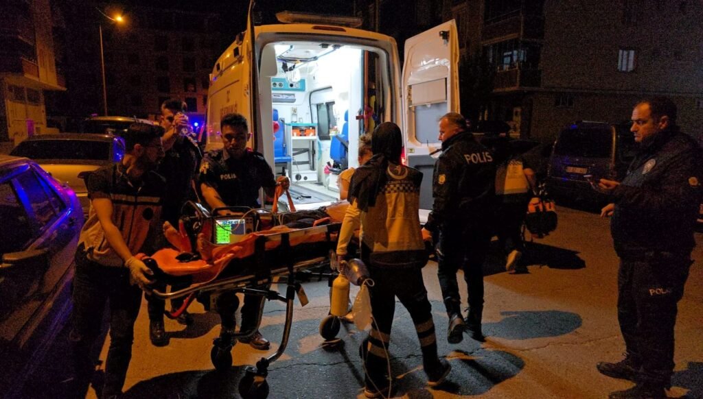 Baba oğlunu bıçakladı