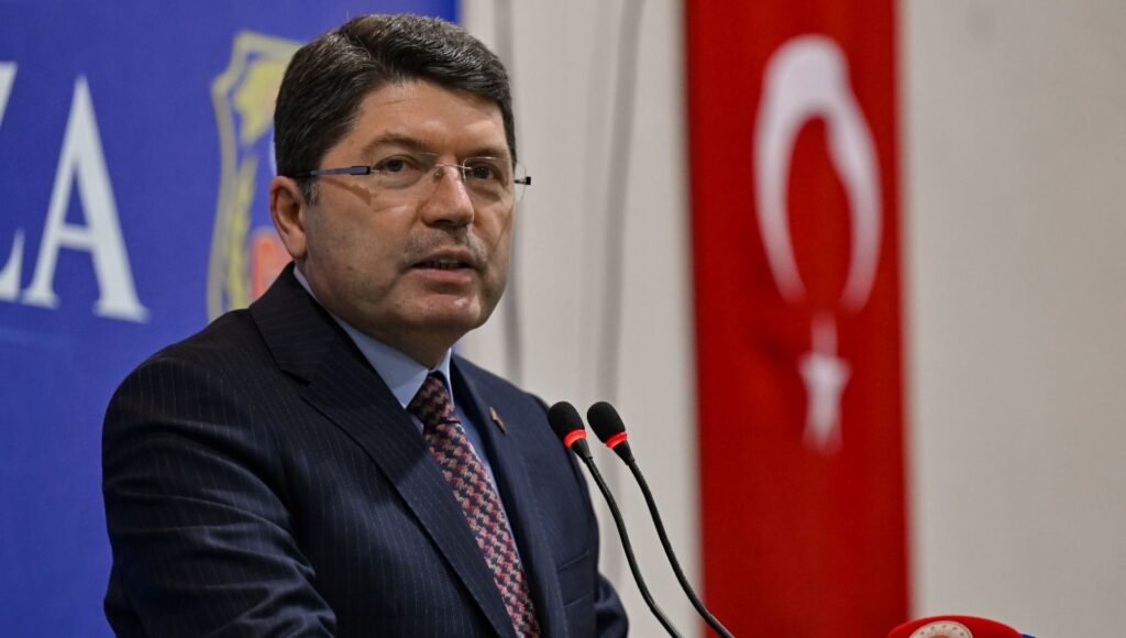 Bakan Tunç duyurdu: Leman dergisine soruşturma