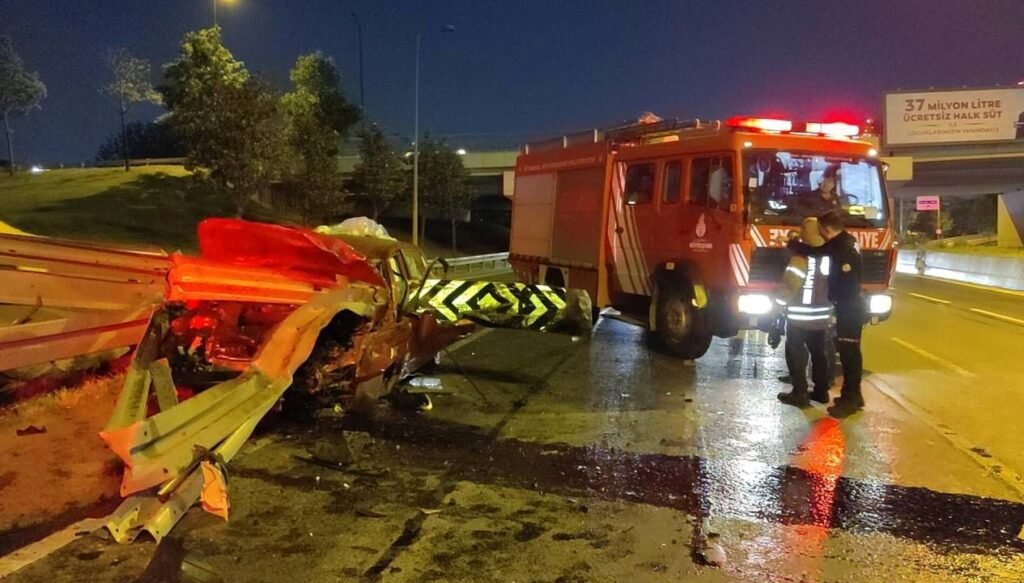 Bariyer otomobile saplandı, sürücü ağır yaralı