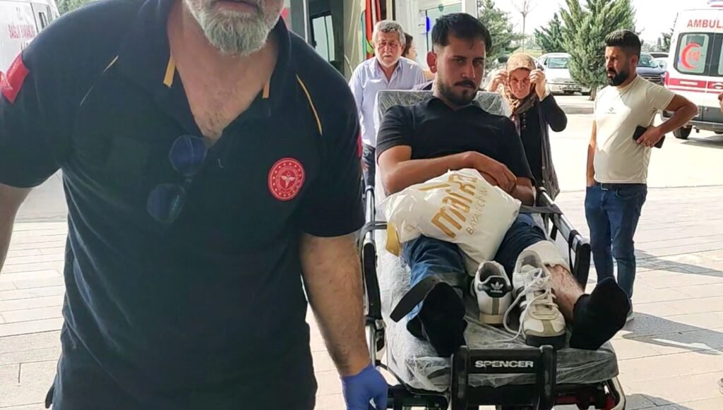 Bilettiği bıçakla koşarken çarptığı adamı yaraladı