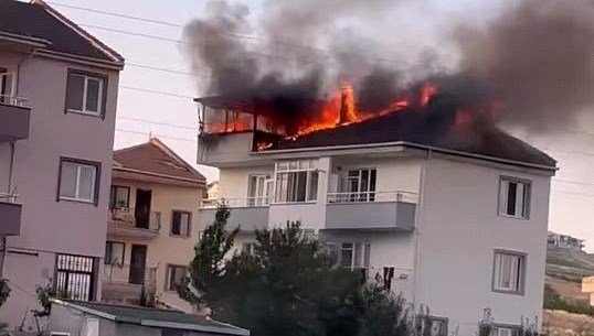 Bursa’da çatı yangını: Dumandan etkilenen kadın hastaneye kaldırıldı