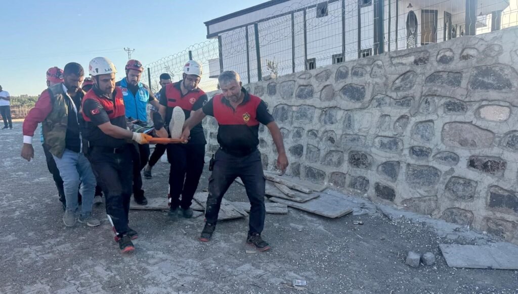 Çöken istinat duvarının altında kalan 4 işçi yaralandı