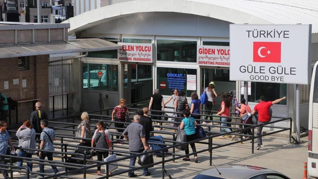 Dünyanın en garip köyü: 104 yıldır aynı ailenin yarısı Türkiye’de yarısı Gürcistan’da yaşıyor, ‘Pasaportla buluşuyoruz’