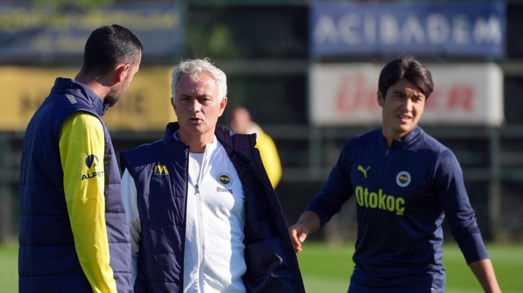 Fenerbahçe, teknik direktör Jose Mourinho’yla yola devam kararı aldı
