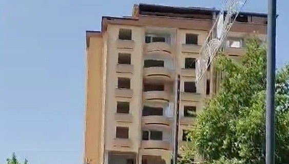 Gaziantep’te ağır hasarlı bina kontrollü şekilde yıkıldı