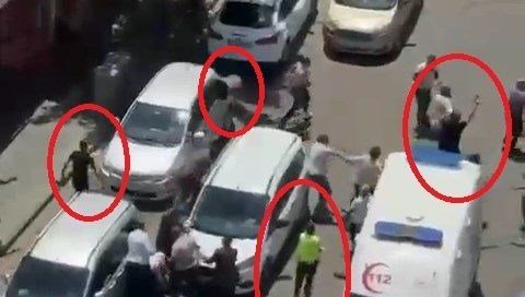 Husumetli aileler arasında bıçaklı kavga: 4 kişi yaralandı