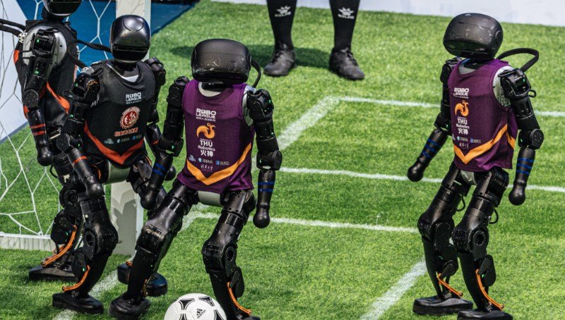 İnsansı robot futbol turnuvası kaosa dönüştü